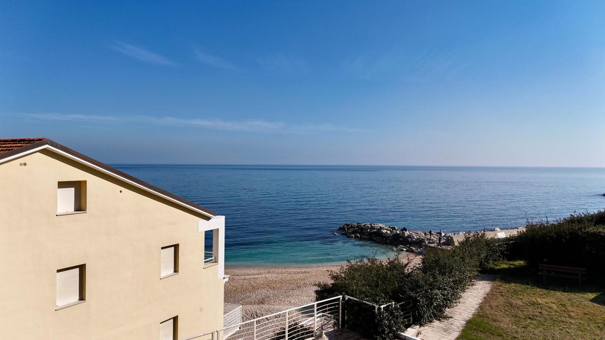 N276 - Numana, Bilocale Fronte Spiaggiola Con Piscina *